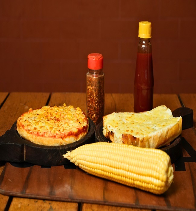 Corn Cheese Pizza & Garlic Bread